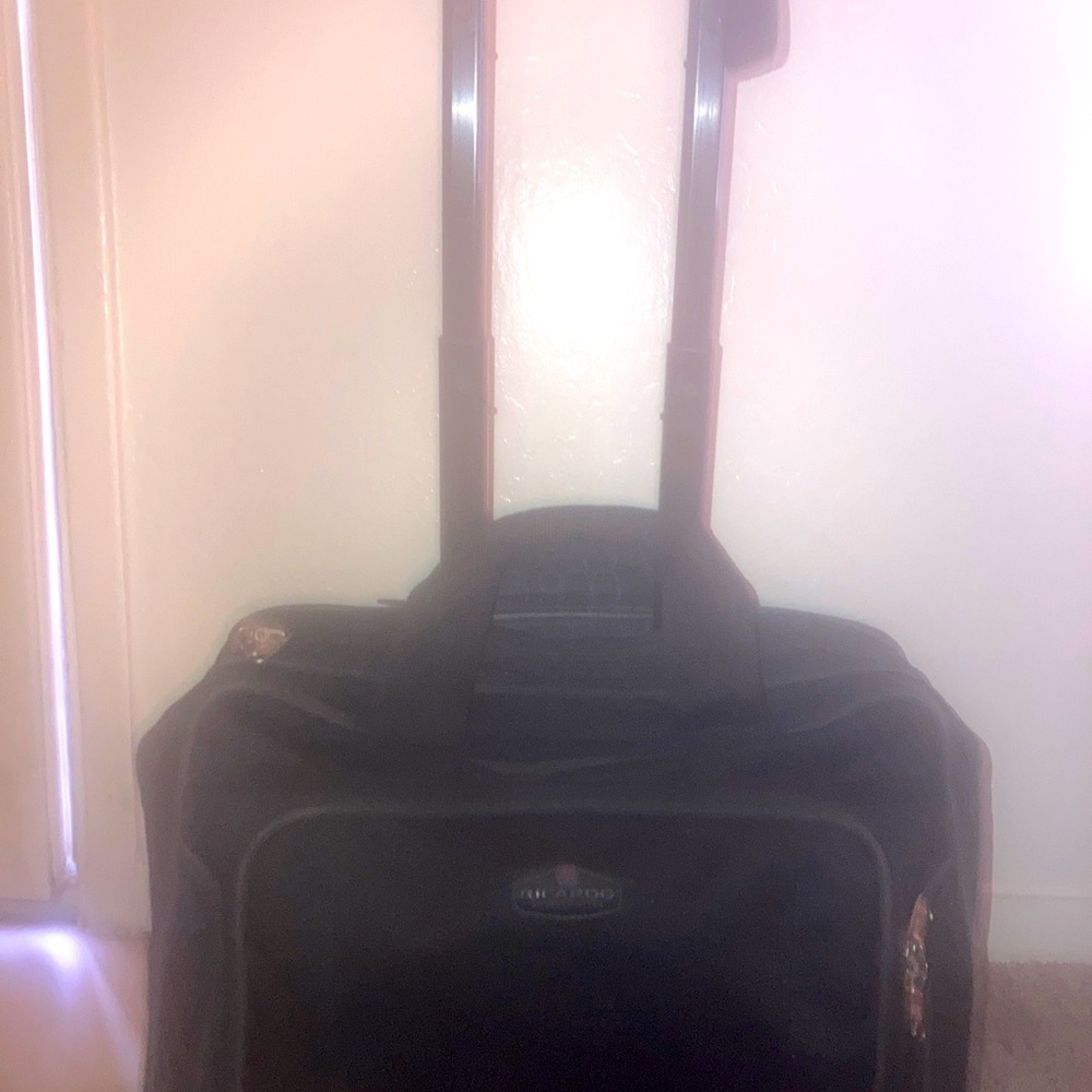 Ricardo Beverly Hills Black Carry On Overnight Rolling Travel Bag 18"x14"x9"
